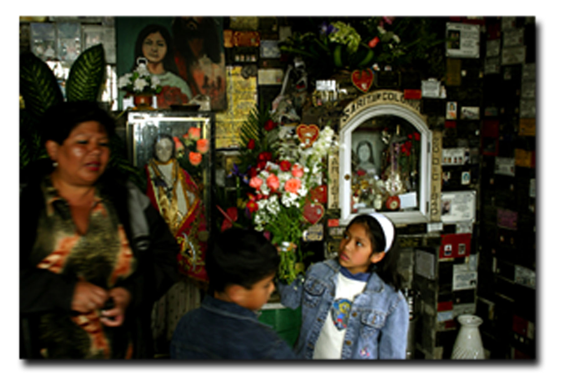 Fieles en cementerio