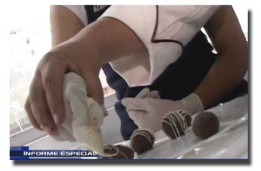 rosario pazos decorando chocolates