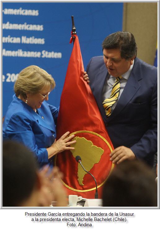 presidente-garcia-entrega-la-bandera-de-unasur-a-bachellet