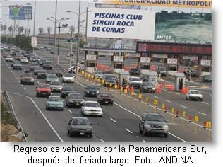 regreso-de-vehiculos-por-la-panamericana-sur-despues-del-feriado-largo-foto-andina