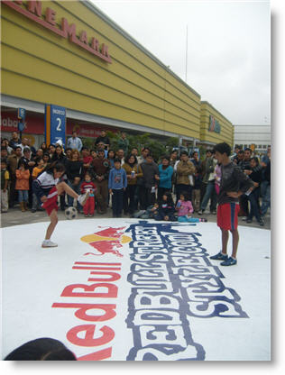 renato-gonzales-red-bull-futbol-Freestyle-izq-post