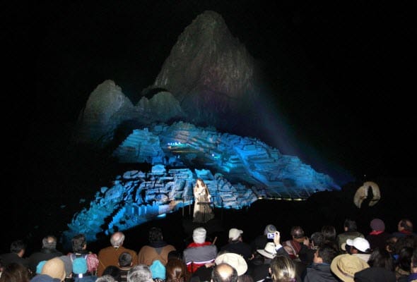 Machu Picchu iluminada