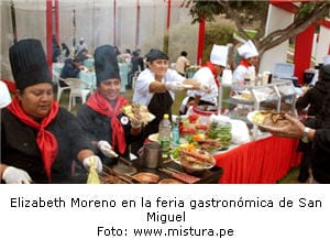 Elizabeth Moreno preparando Anticucho de Pota en feria de San Miguel