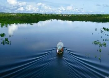 Imagen del río Amazonas y un bote navegando en él.