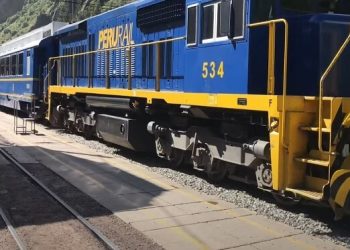 Vista exterior de todo el Tren Perú Rail en Cusco