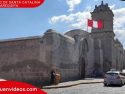 Vista de la parte externa del Monasterio de Santa Catalina en Arequipa desde la calle Santa Catalina.