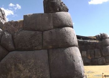 Vista de las rocas inmensas en las paredes de Sacsayhuaman en Cusco