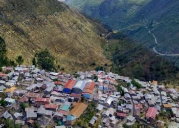 Vista panorámica del pueblo de Laraos en el departamento de Lima