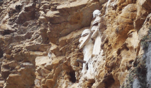 Vista de perfil de los Sarcófagos de Karajía