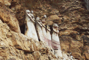 Vista de 6 figuras de los Sarcófagos de Karajía