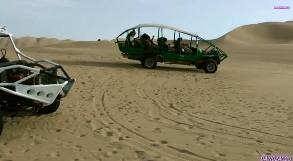 carros areneros en la Huacachina Deporte de aventura en Ica con los carros areneros o tubulares.