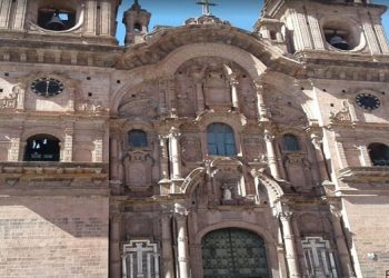 Vista de la fachada de la Iglesia La Compañía de Jesús en Cusco