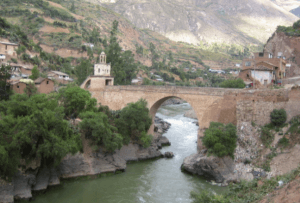 tour a Izcucacha en Huancavelica Puente de cal en Izcucacha