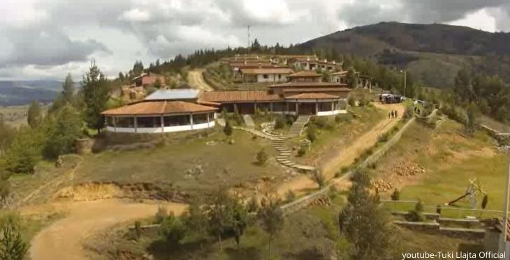 Vista del exterior y entorno del hotel Tuki Llajta en Junín