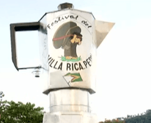 Monumento de una cafetera en Pasco
