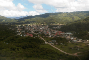 Vista panorámica de Villa Rica, distrito del café en Pasco
