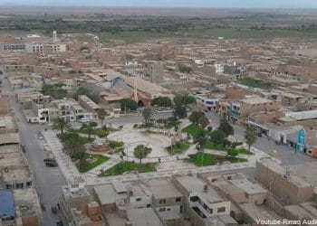 Vista de toda la ciudad de Etén y su plaza principal desde un dron