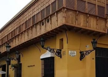 Vista externa del balcón de la Casa del Oidor en Lima