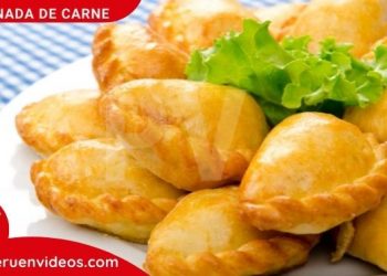 Imagen de varias empanadas en un plato adornadas con lechuga y listas para comer