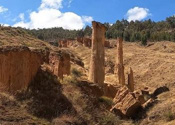 Vista de las formaciones de piedras en Torre Torre de Huancayo