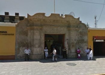 Vista de la fachada y pórtico de la Casa de Bolívar en Ica