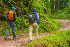 Turistas practicando caminatas en las alturas de Perú