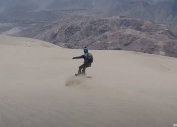 Práctica de sandboarding en las dunas de Cerro Blanco en Ica