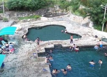 Vista panorámica de las dos piscinas naturales de Cocalmayo en Cusco
