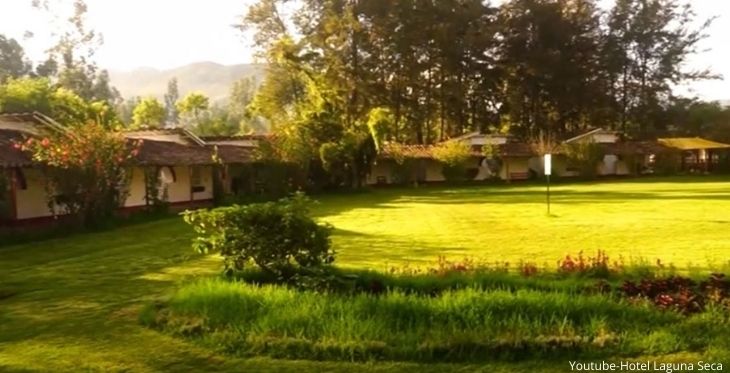 Vista del exterior de las habitaciones del hotel Laguna Seca en Cajamarca