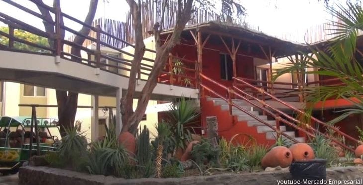 vista del exterior de una de las habitaciones del hotel El Huacachinero en Ica