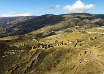 Vista panorámida de la ciudad de Paucartambo en Cusco
