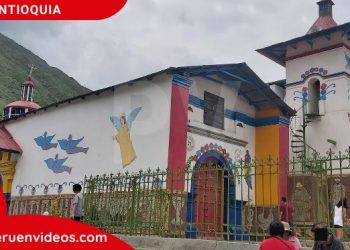 Fachada frontal y lateral de la Iglesia de Antioquía