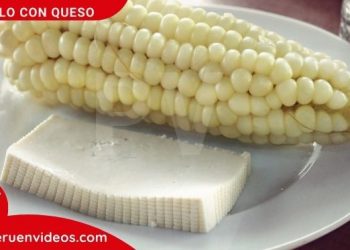 Imagen de un plato con choclo entero y cocido con un pedazo de queso fresco