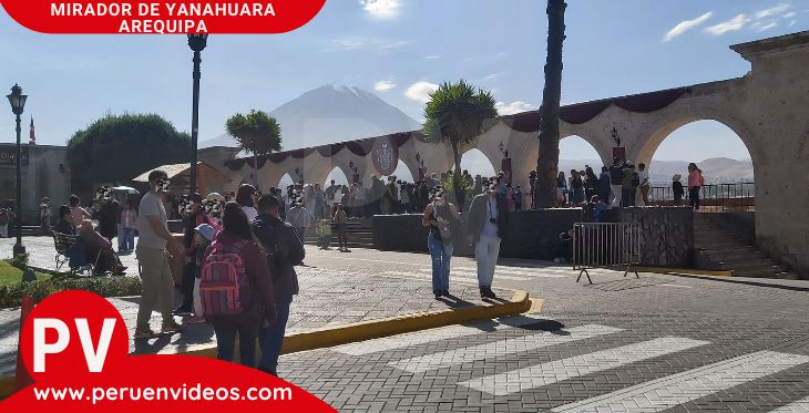 Mirador de Yanahuara visto desde uno de sus ángulos con el volcán Misti detrás, en Arequipa.