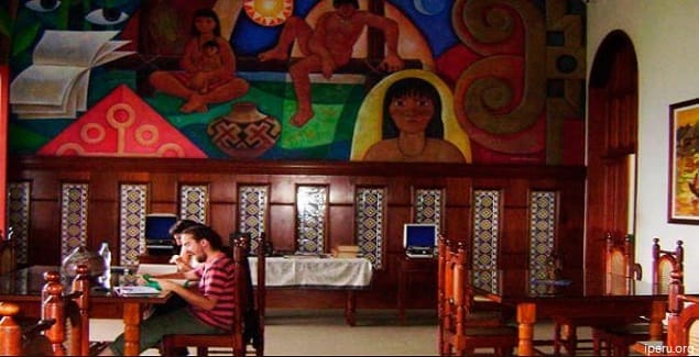 Vista de una de las salas de la biblioteca amazónica de Iquitos