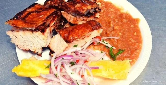 Foto de un plato de chancho al palo con carapulcra en huaral (vía Andina)