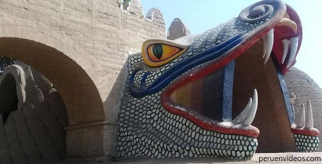 Cabeza de una serpiente en Eco Truly Park de Lima