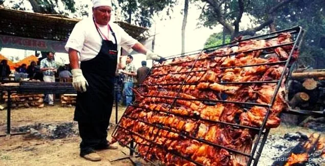 Imagen de cocinero con parrilla para chancho al palo en Huaral (Vía Andina)