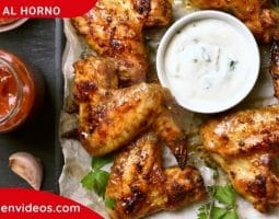 Imagen de una bandeja con piezas de pollo al horno con sus salsas