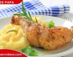 Imagen de un plato con puré de papa acompañado con una pierna de pollo al horno