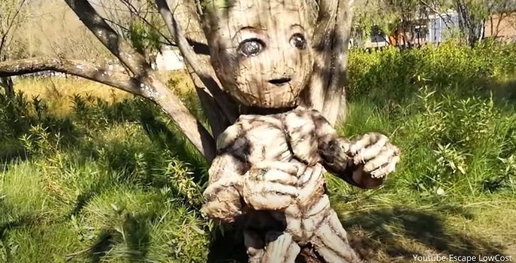 Imagen de la escultura de madera Groot en el Humedal de Huasao en Cusco