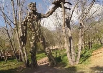 Imagen de la escultura gigante de Groot en el Humeda de Huasao en Cusco