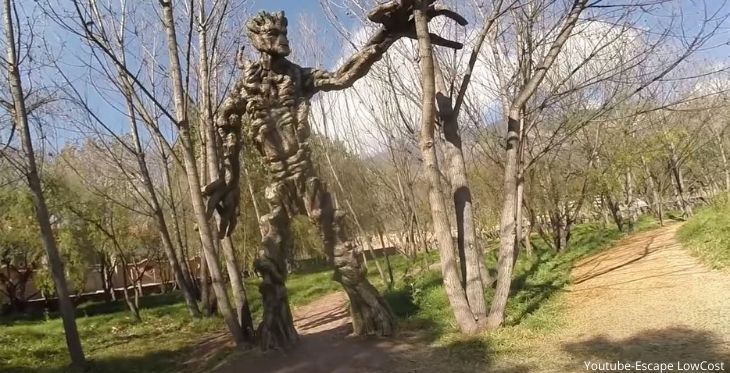 Imagen de la escultura gigante de Groot en el Humeda de Huasao en Cusco