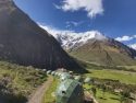 Imagen de las habitaciones en forma de domos frente al nevado Salcantay en Soraypampa, Cusco