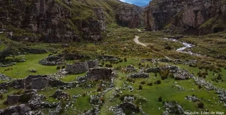 Imagen de los restos arqueológicos de Corivinchos, muy cerca del Cañón de Shutjo o Shucto, en Junín
