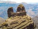 Imagen de la montaña con el santuario Waqrapukara en su cima, en Cusco