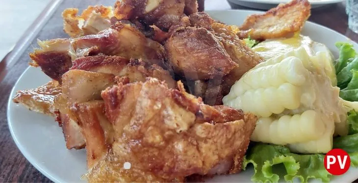 Plato con chancho al palo en el restaurante campestre Warmy de Jaime y Nelly