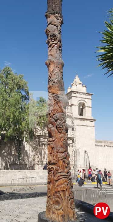 Tótem de madera frente a uno de los arcos del Mirador de Yanahuara en Arequipa.