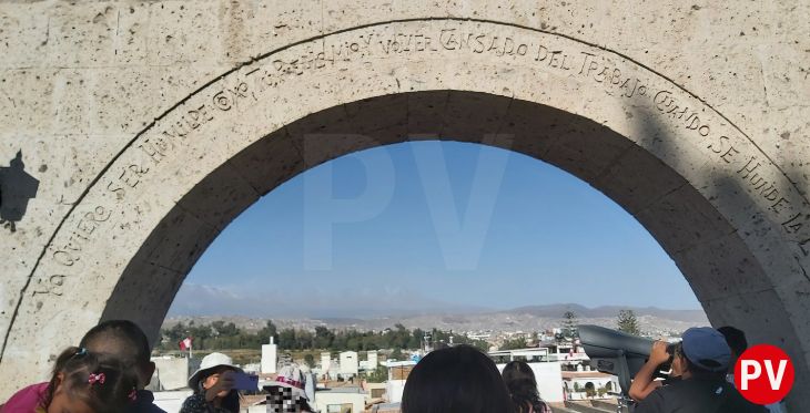 Pensamiento en uno de los arcos del Mirador de Yanahuara en Arequipa.
