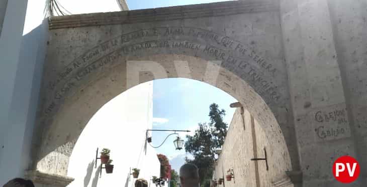 Pensamiento del arco del Callejón del Cabildo en el Mirador de Yanahuara en Arequipa.